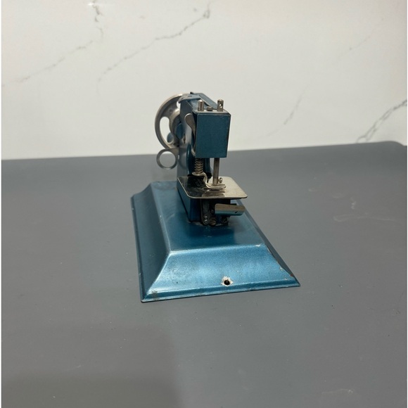 Tin sewing machine - Picture 6 of 6